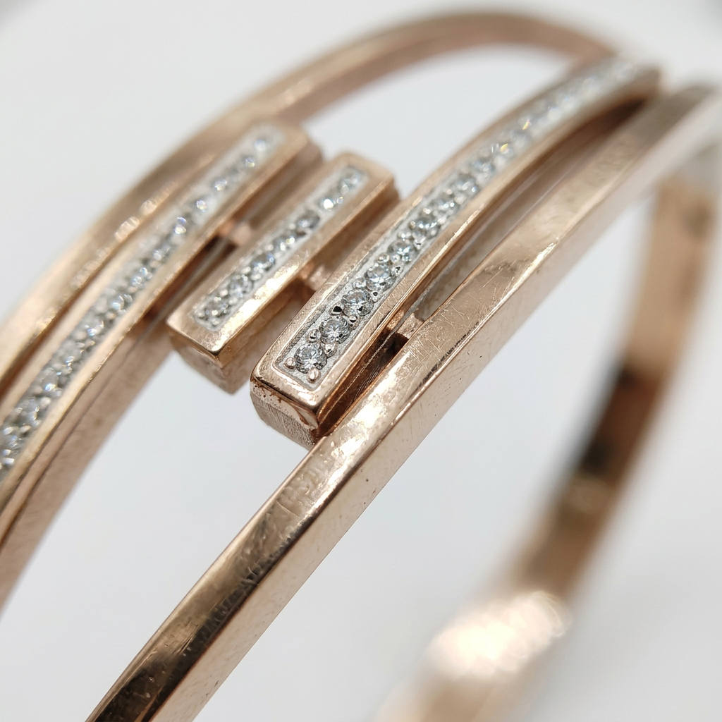 Sleek Overlapping Frame Bracelet